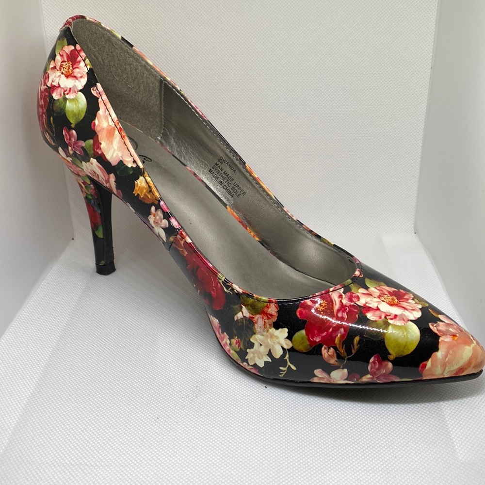 Beautiful heels in a picturesque flower design-size 9